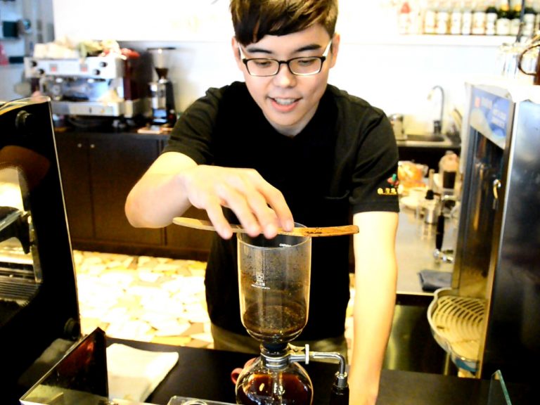 咖啡哥哥教大家怎麼沖煮虹吸式咖啡